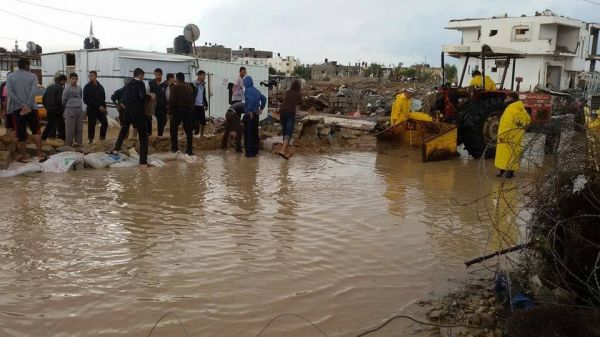 انهيار بركة لمياه الصرف الصحي جنوب مدينة غزة
